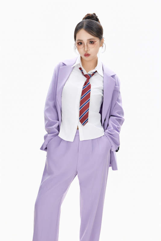 影棚拍摄穿着职业装的商务女性形象图片