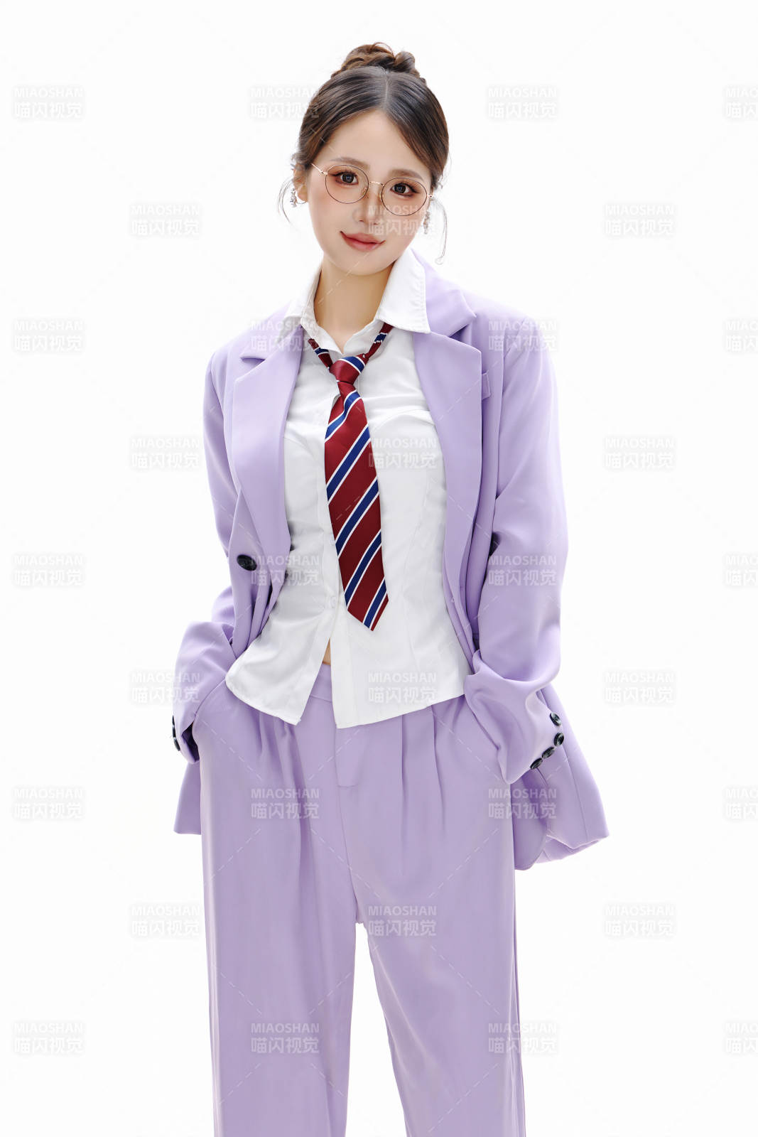 影棚拍摄穿着职业装的商务女性形象图片