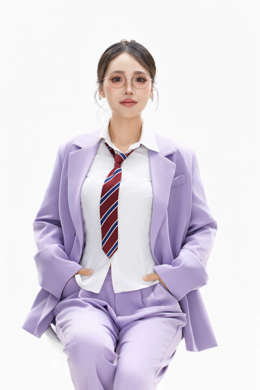 影棚拍摄穿着职业装的商务女性形象图片