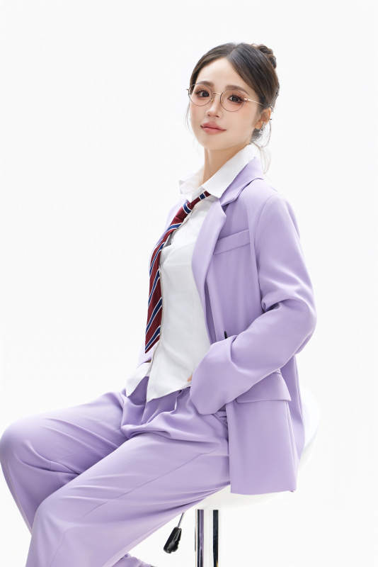 影棚拍摄穿着职业装的商务女性形象图片