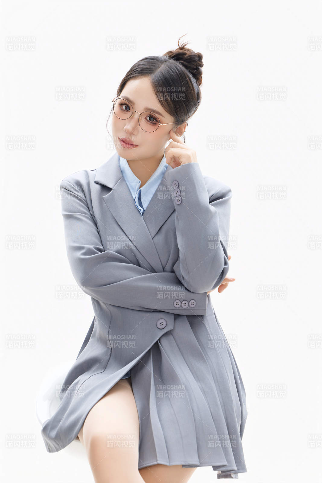 影棚拍摄穿着职业装的商务女性形象图片