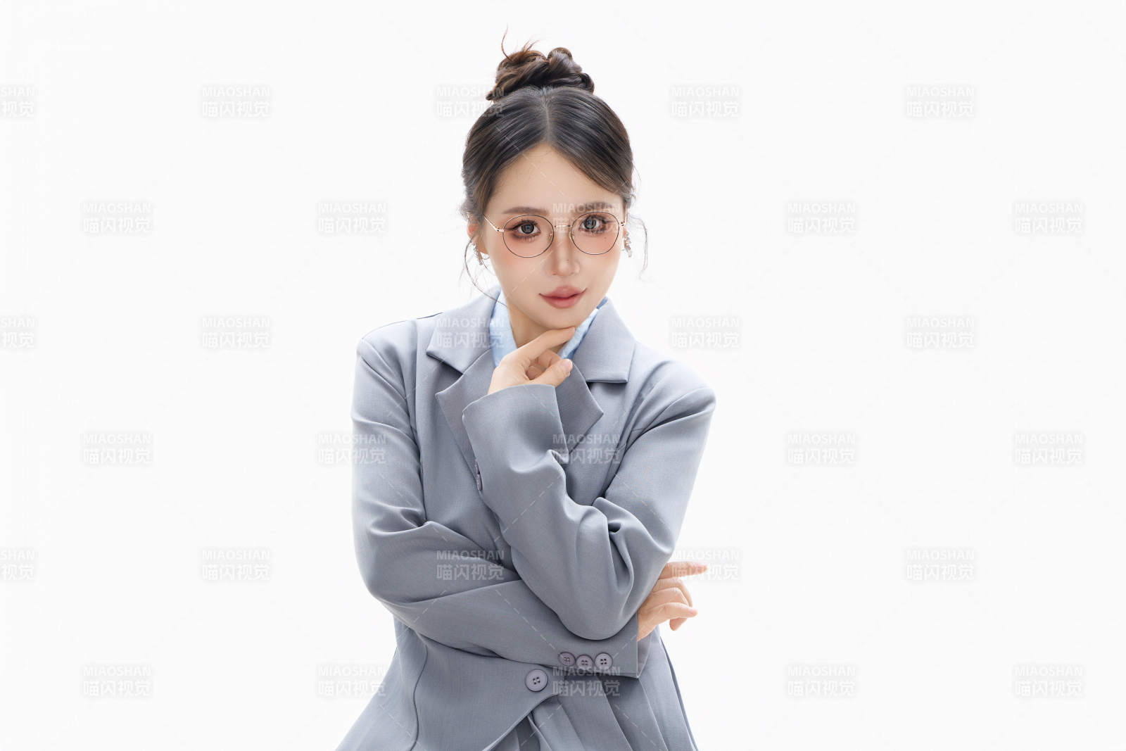 影棚拍摄穿着职业装的商务女性形象图片