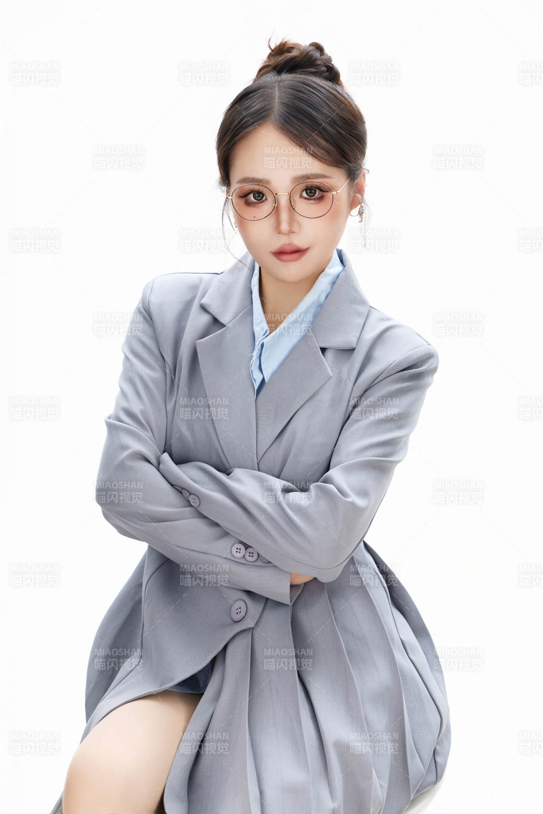 影棚拍摄穿着职业装的商务女性形象图片