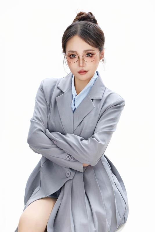 影棚拍摄穿着职业装的商务女性形象图片