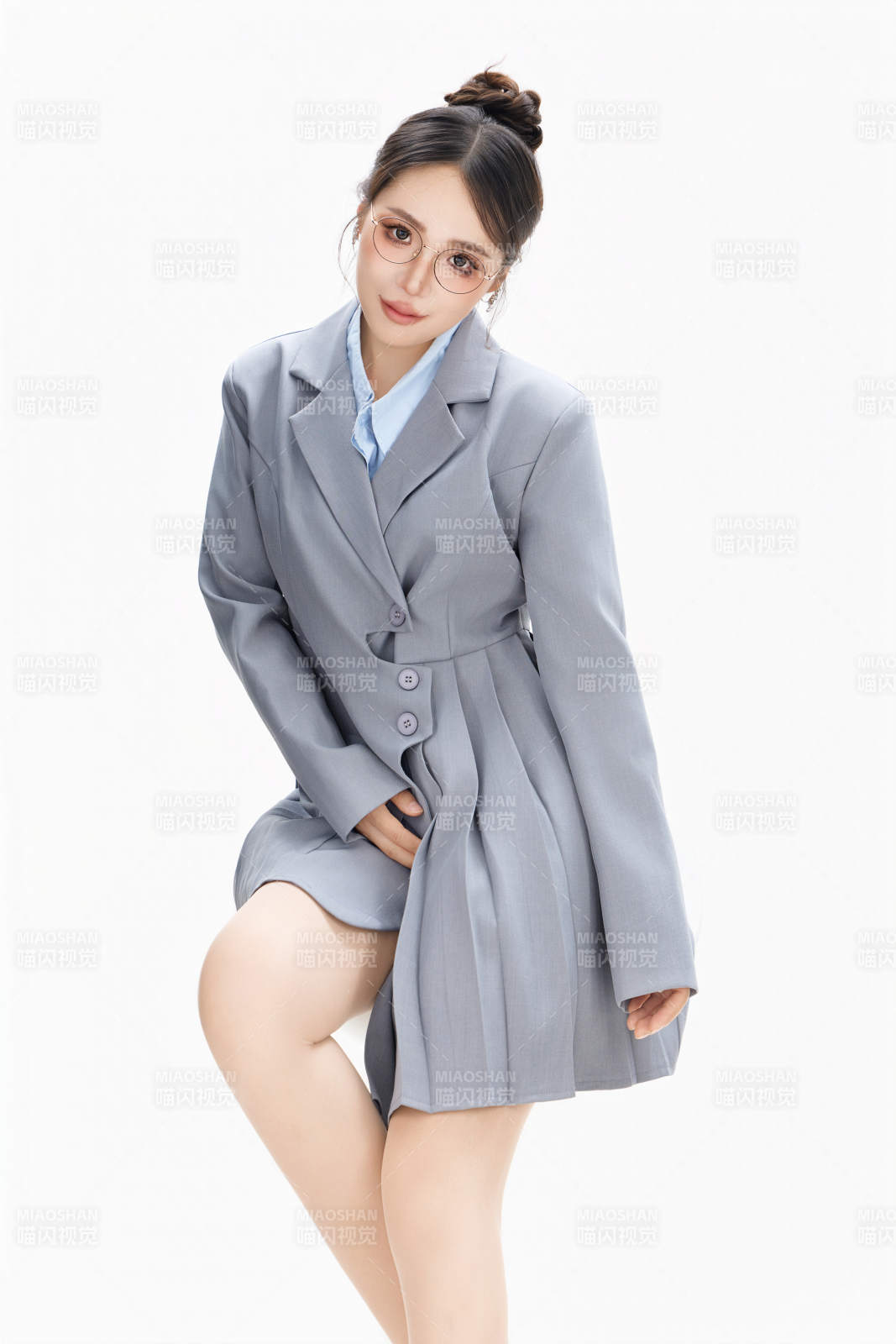 影棚拍摄穿着职业装的商务女性形象图片