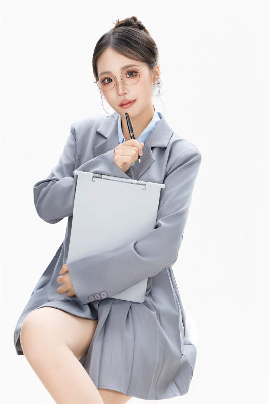 影棚拍摄穿着职业装的商务女性形象图片
