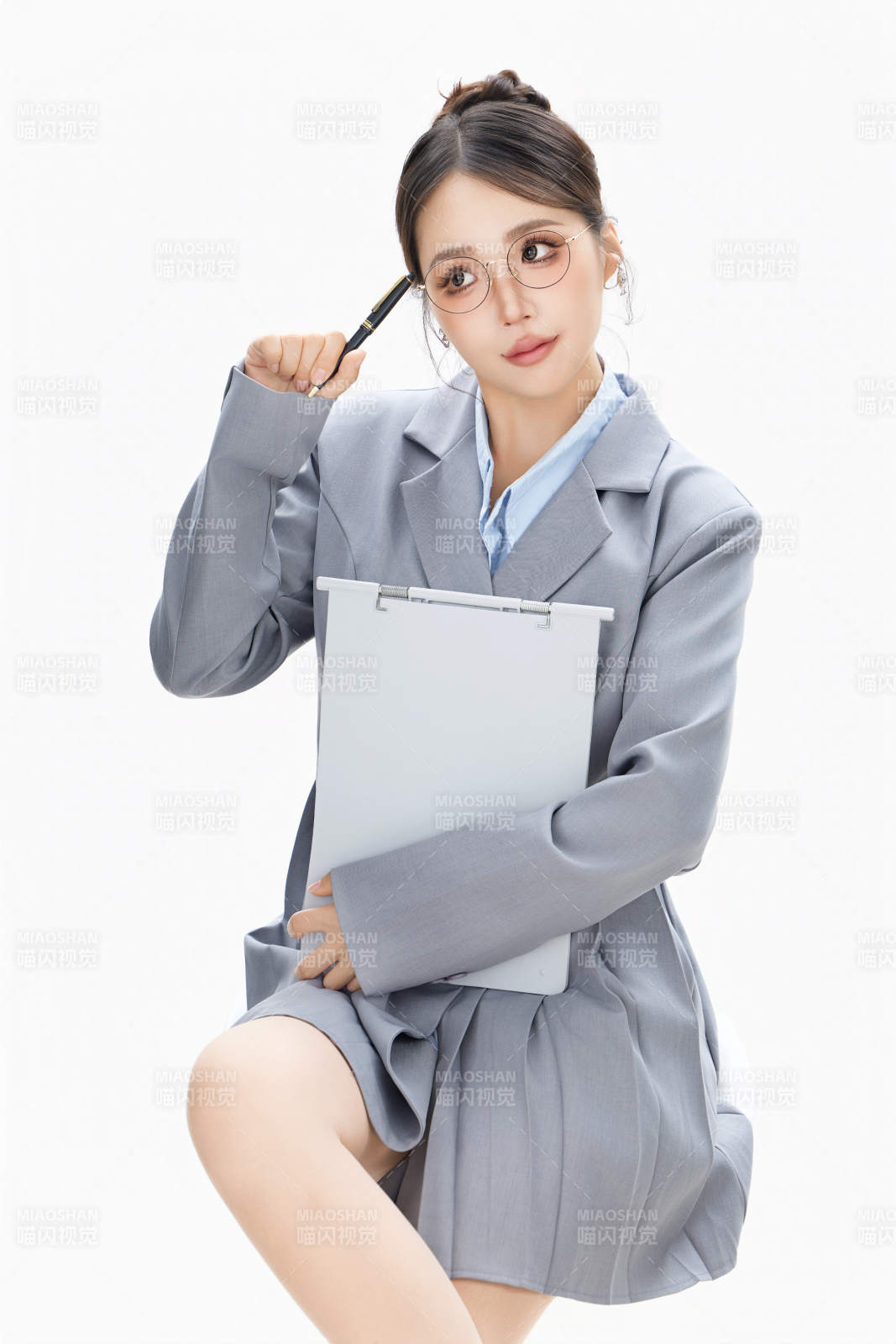 影棚拍摄穿着职业装的商务女性形象图片