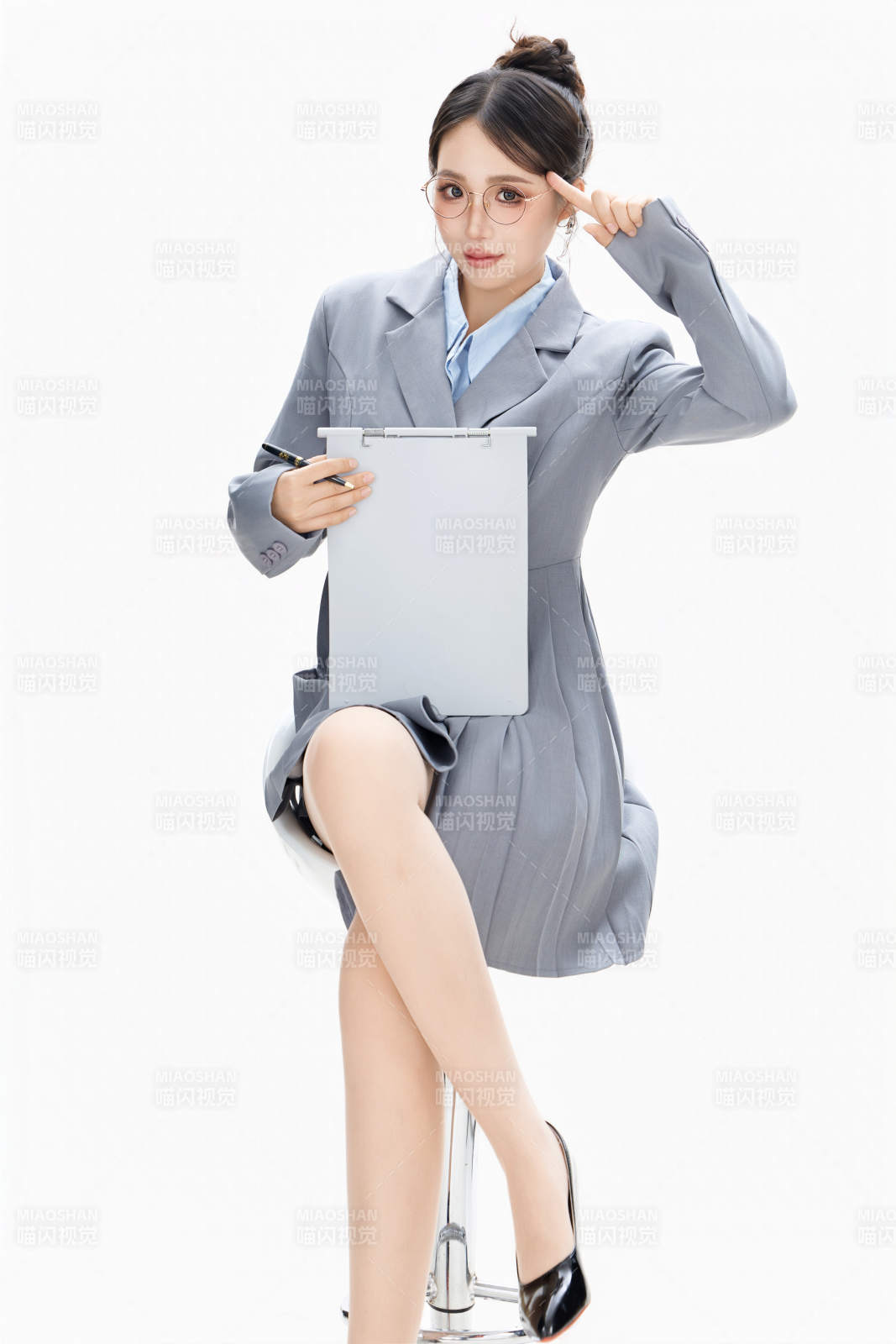 影棚拍摄穿着职业装的商务女性形象图片