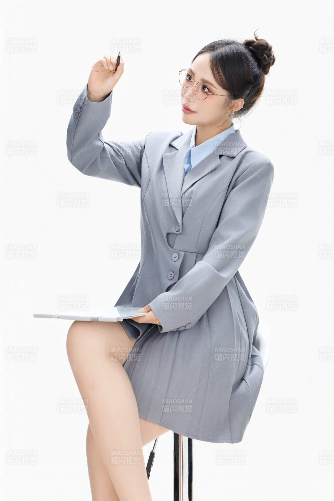 影棚拍摄穿着职业装的商务女性形象图片