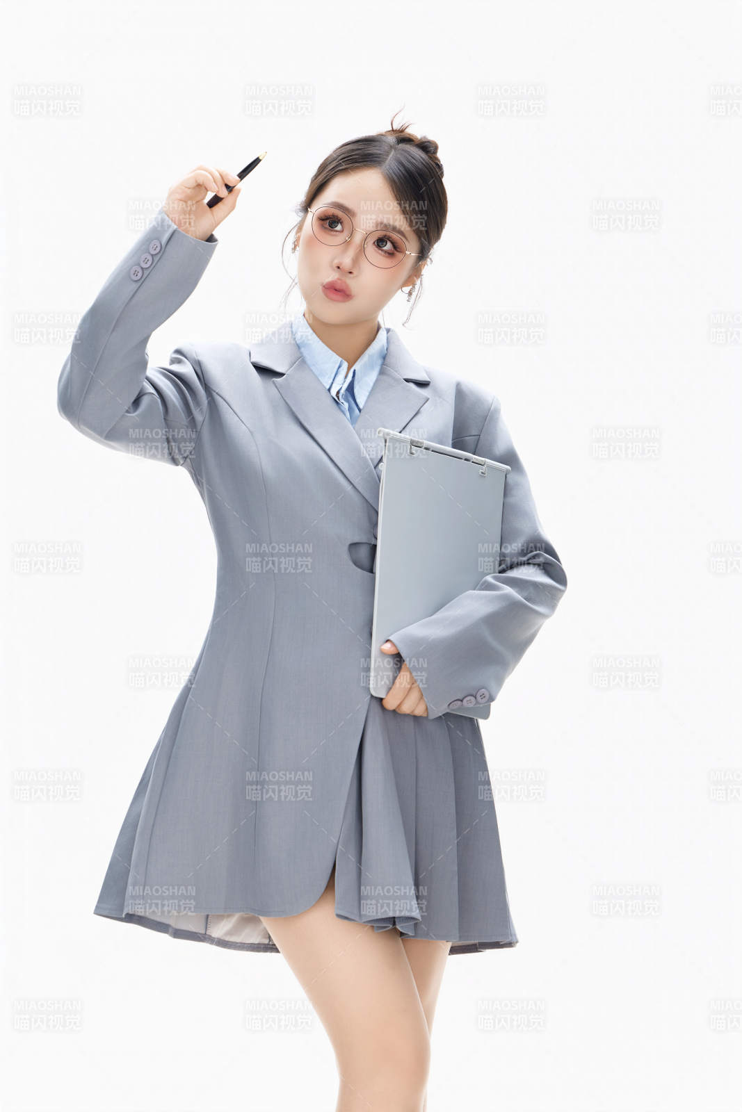 影棚拍摄穿着职业装的商务女性形象图片