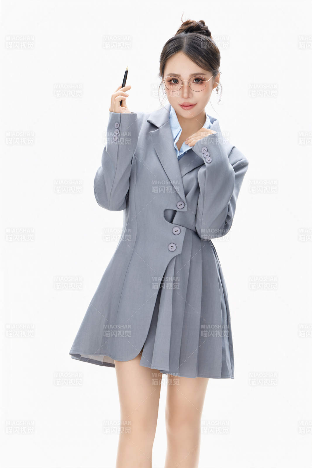 影棚拍摄穿着职业装的商务女性形象图片