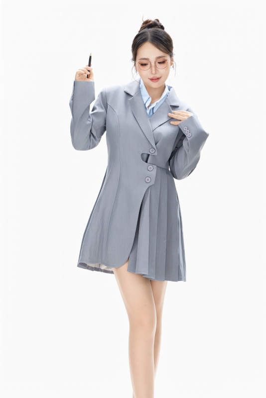 影棚拍摄穿着职业装的商务女性形象图片