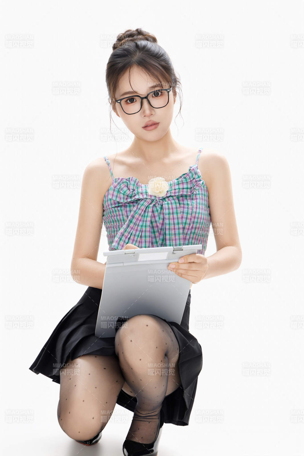 白色背景下青春活力的职业女性形象图片