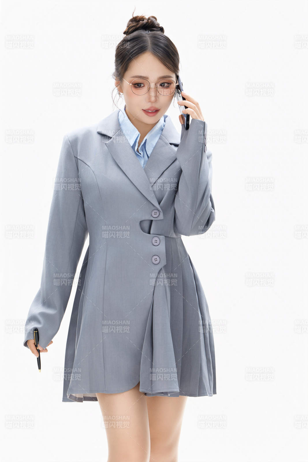 影棚拍摄穿着职业装的商务女性形象图片