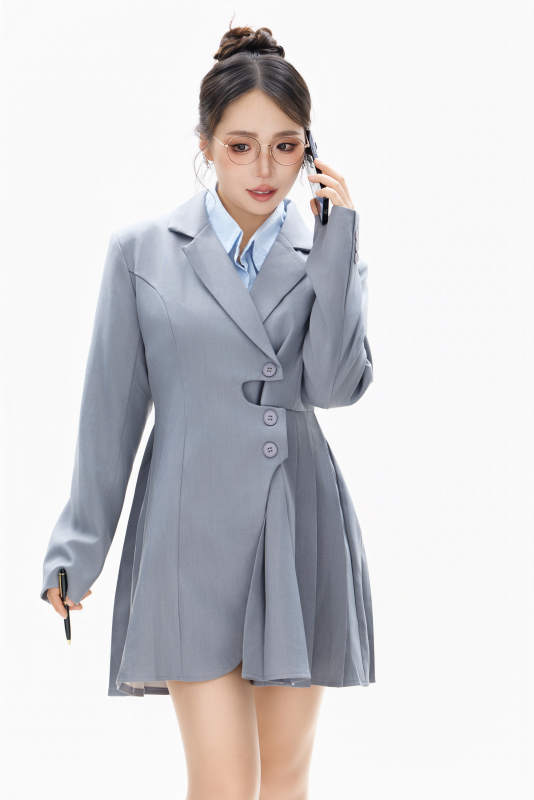 影棚拍摄穿着职业装的商务女性形象图片