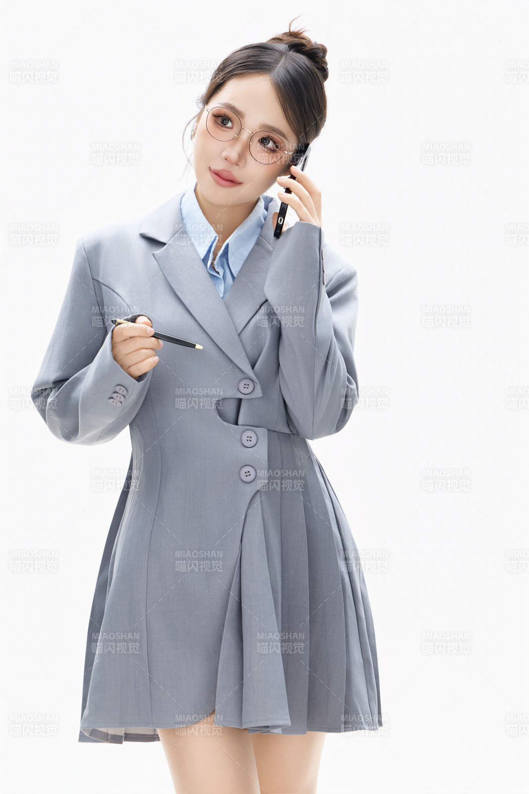 影棚拍摄穿着职业装的商务女性形象图片