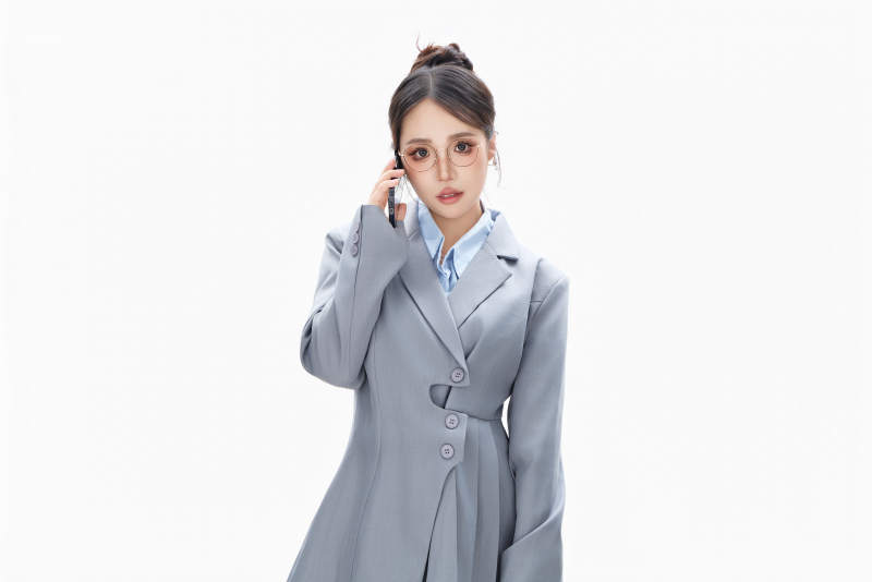 影棚拍摄穿着职业装的商务女性形象图片