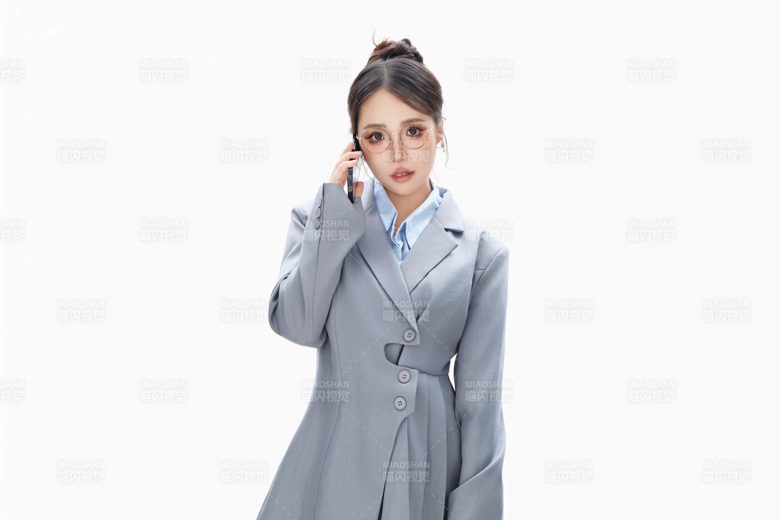 影棚拍摄穿着职业装的商务女性形象图片