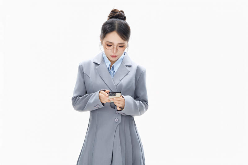 影棚拍摄穿着职业装的商务女性形象图片