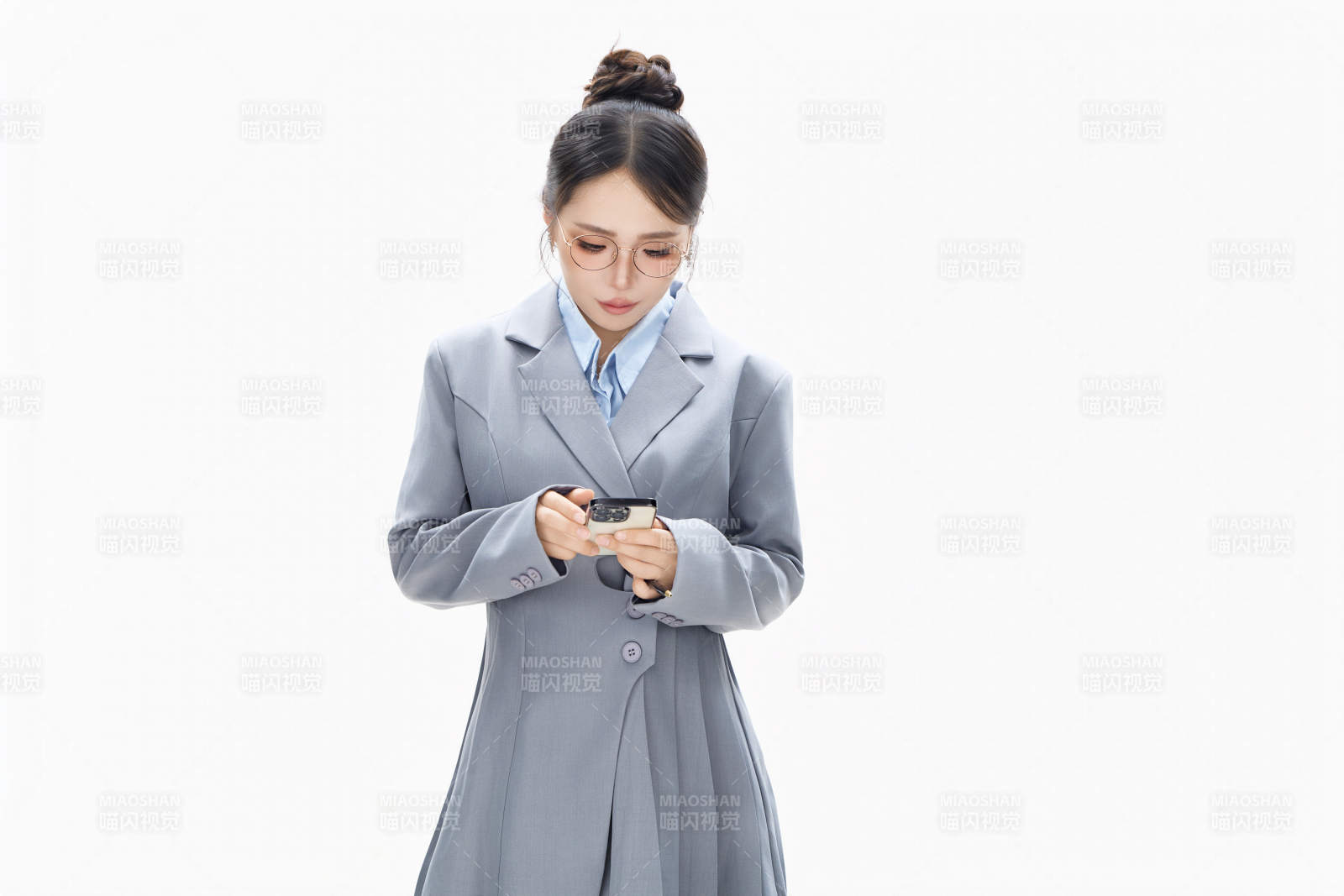 影棚拍摄穿着职业装的商务女性形象图片