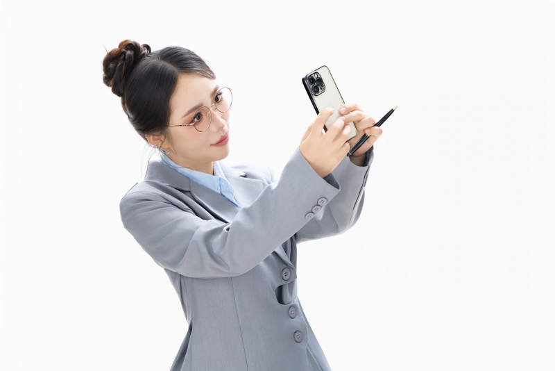 影棚拍摄穿着职业装的商务女性形象图片