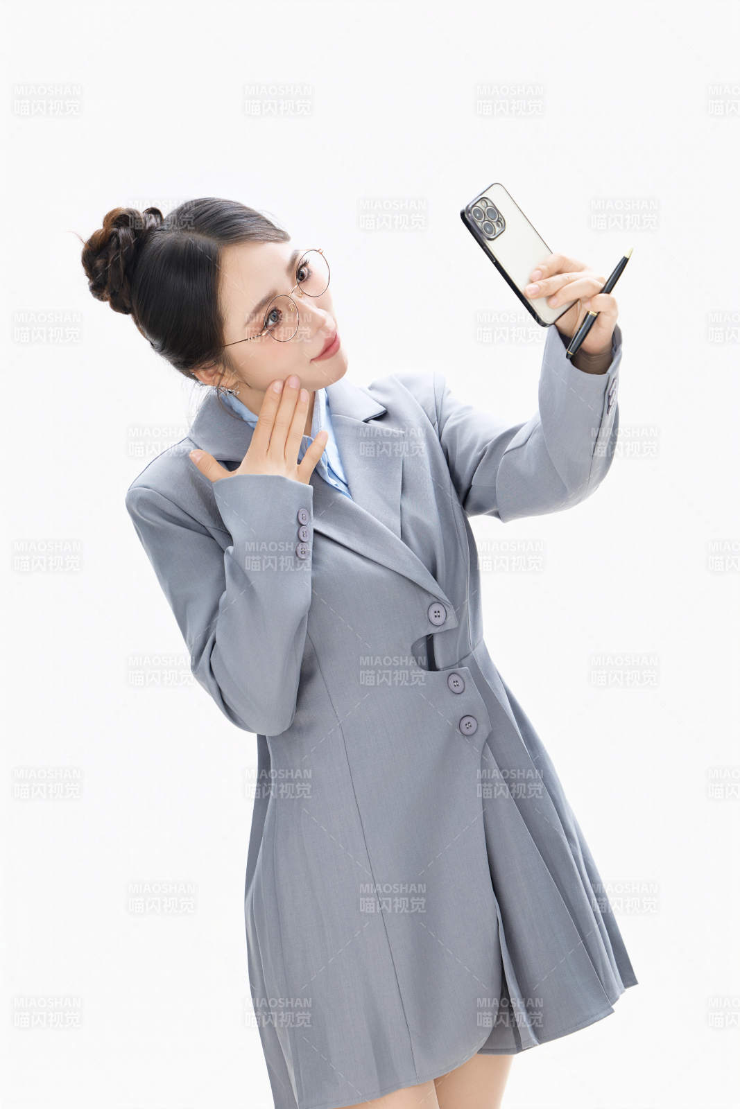 影棚拍摄穿着职业装的商务女性形象图片