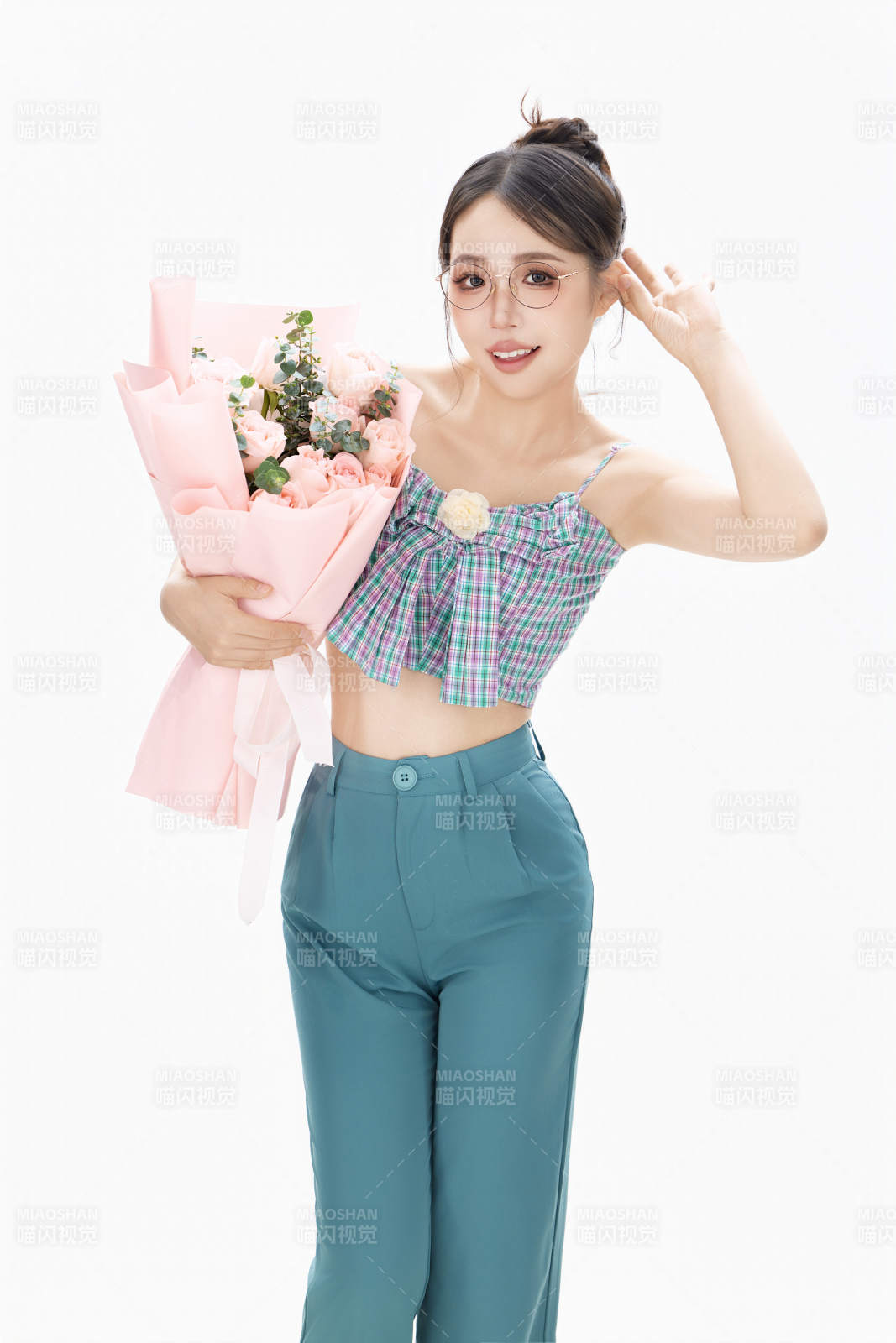 手抱鲜花装扮时尚的亚洲靓丽美女图片