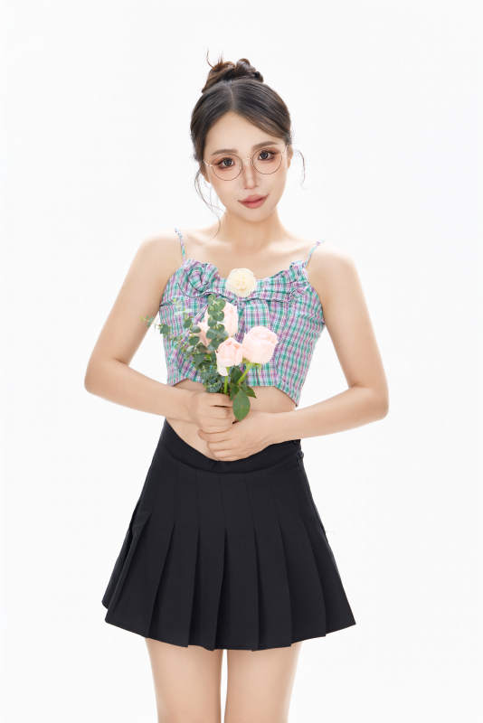 手抱鲜花装扮时尚的亚洲靓丽美女图片