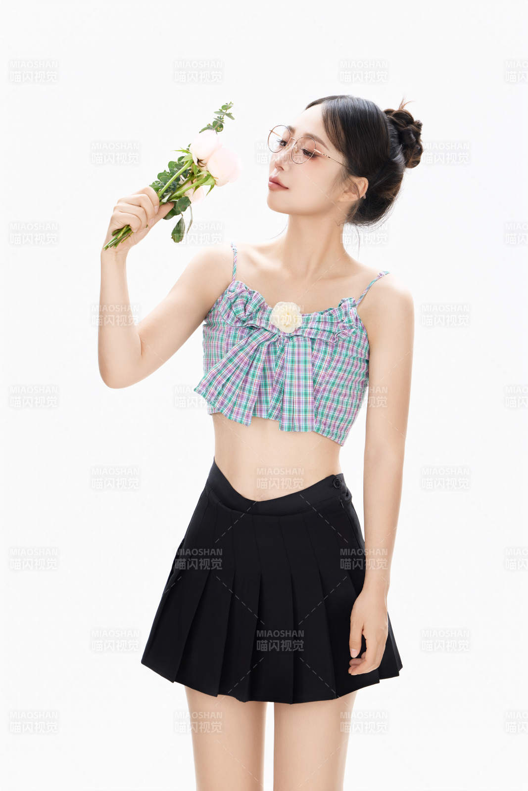 手抱鲜花装扮时尚的亚洲靓丽美女图片