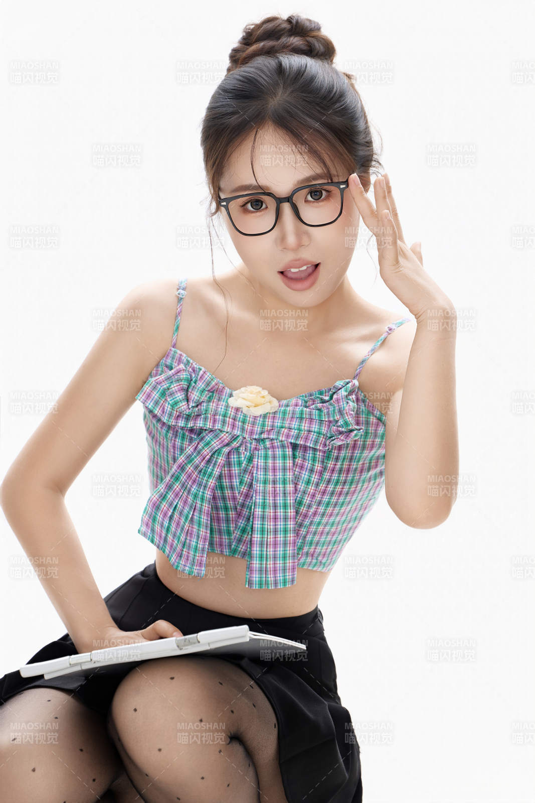 白色背景下青春活力的职业女性形象图片