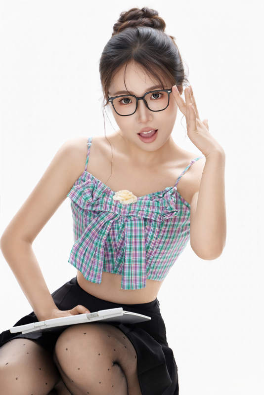 白色背景下青春活力的职业女性形象图片