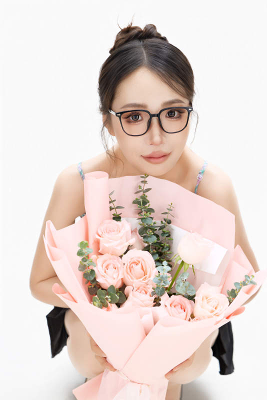 手抱鲜花装扮时尚的亚洲靓丽美女图片