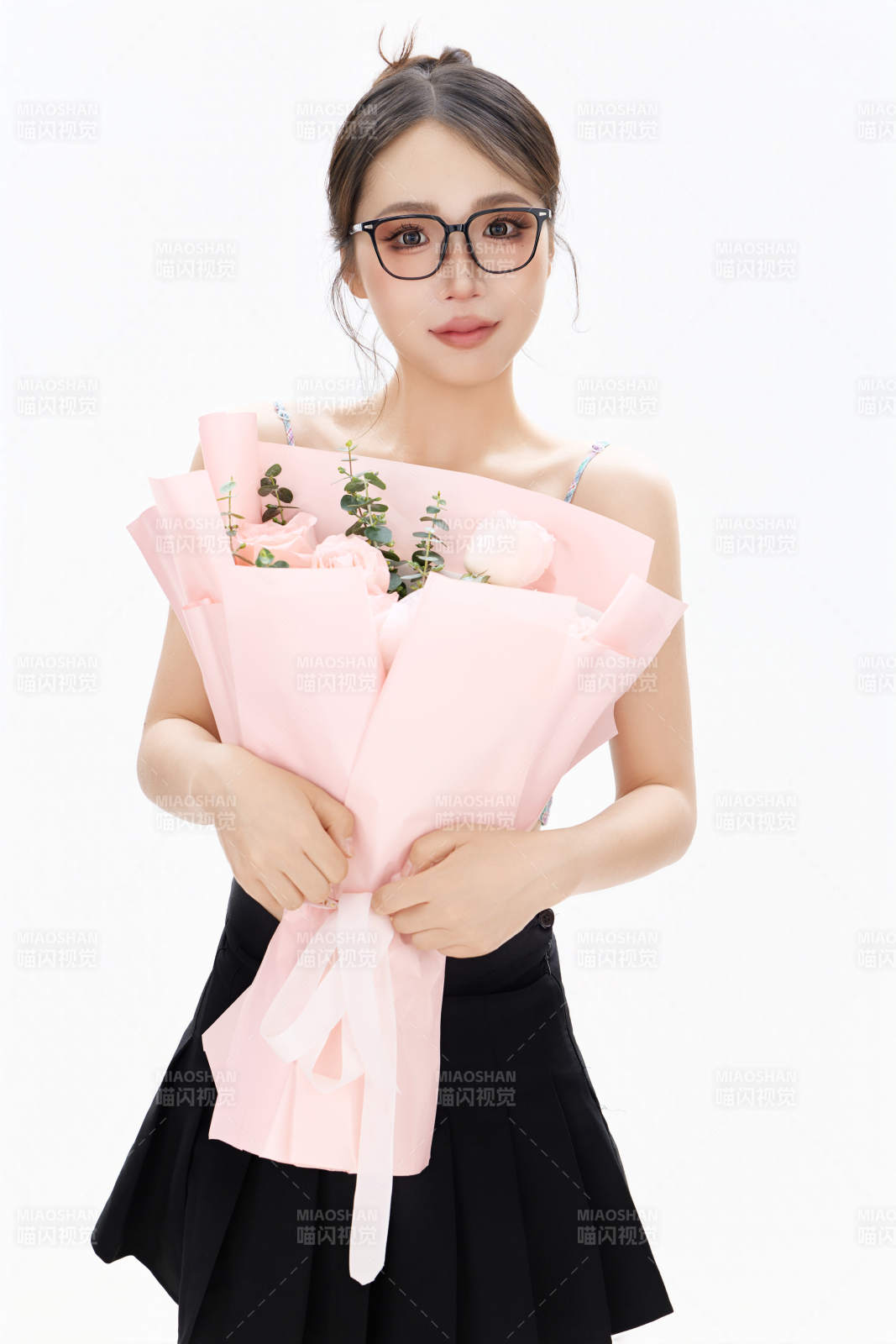 手抱鲜花装扮时尚的亚洲靓丽美女图片