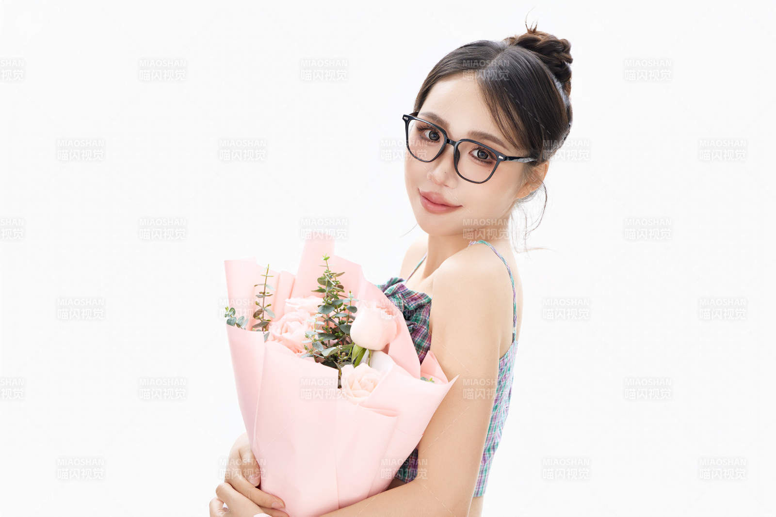 手抱鲜花装扮时尚的亚洲靓丽美女图片