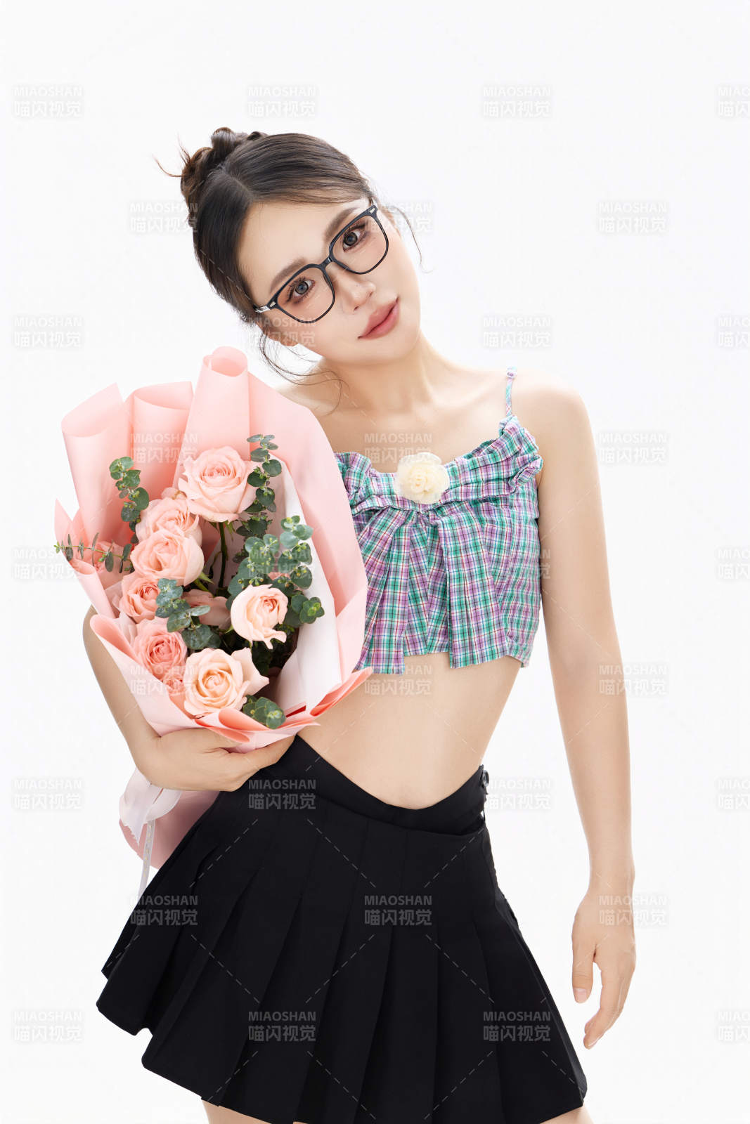 手抱鲜花装扮时尚的亚洲靓丽美女图片