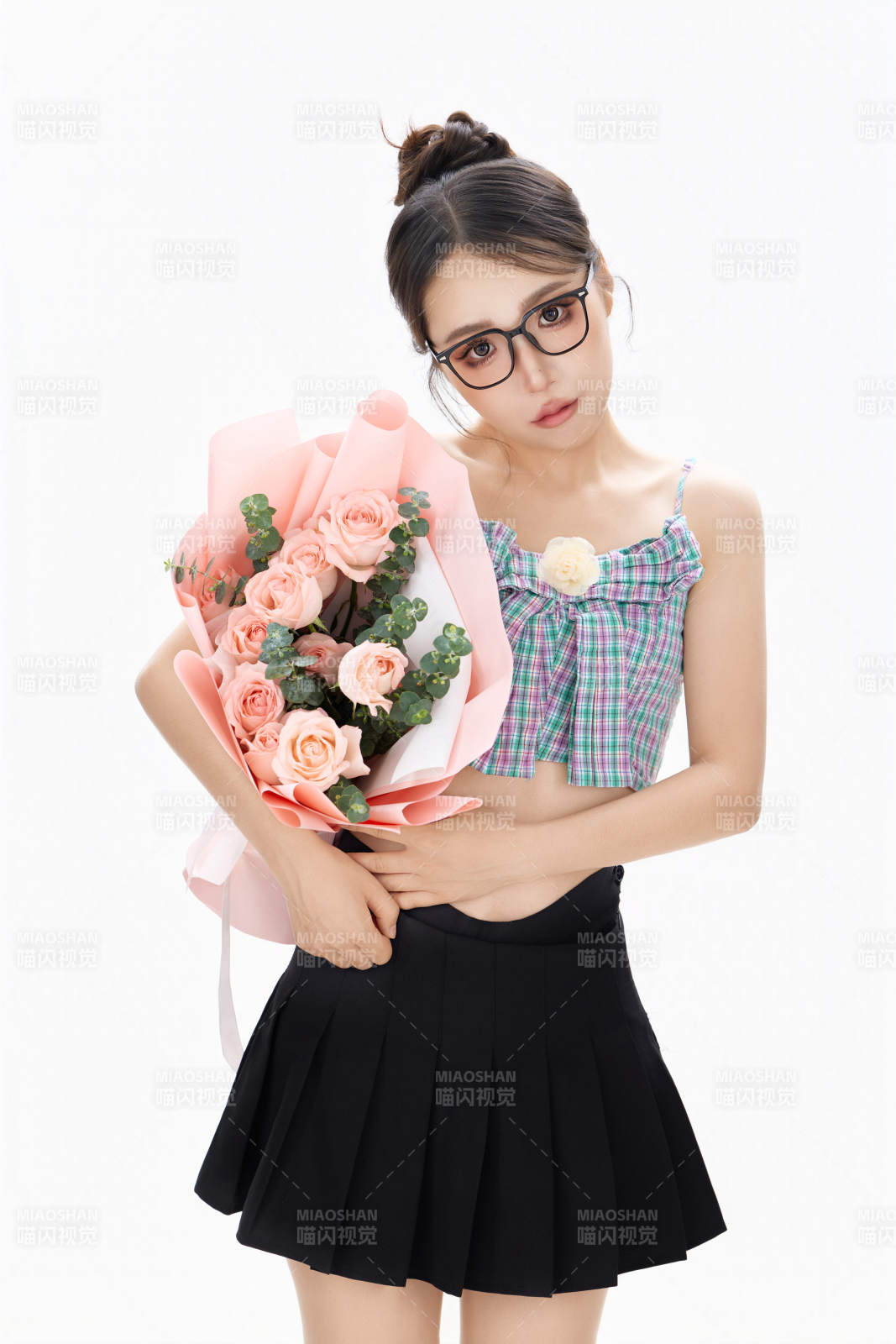 手抱鲜花装扮时尚的亚洲靓丽美女图片