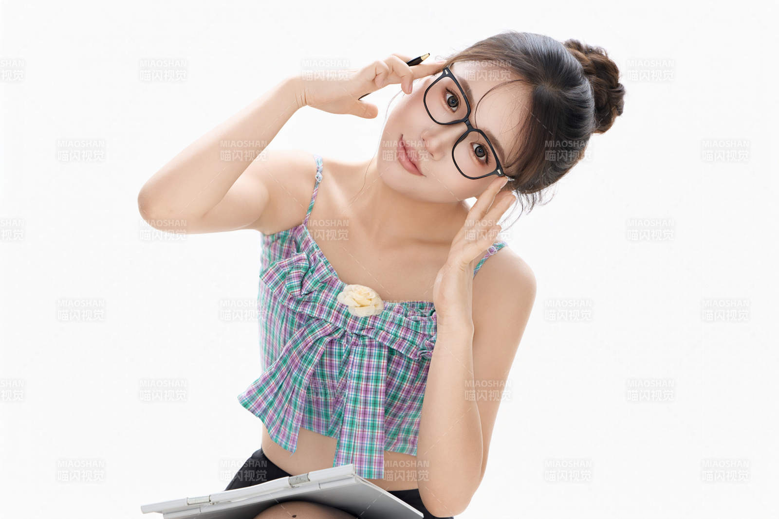 白色背景下青春活力的职业女性形象图片