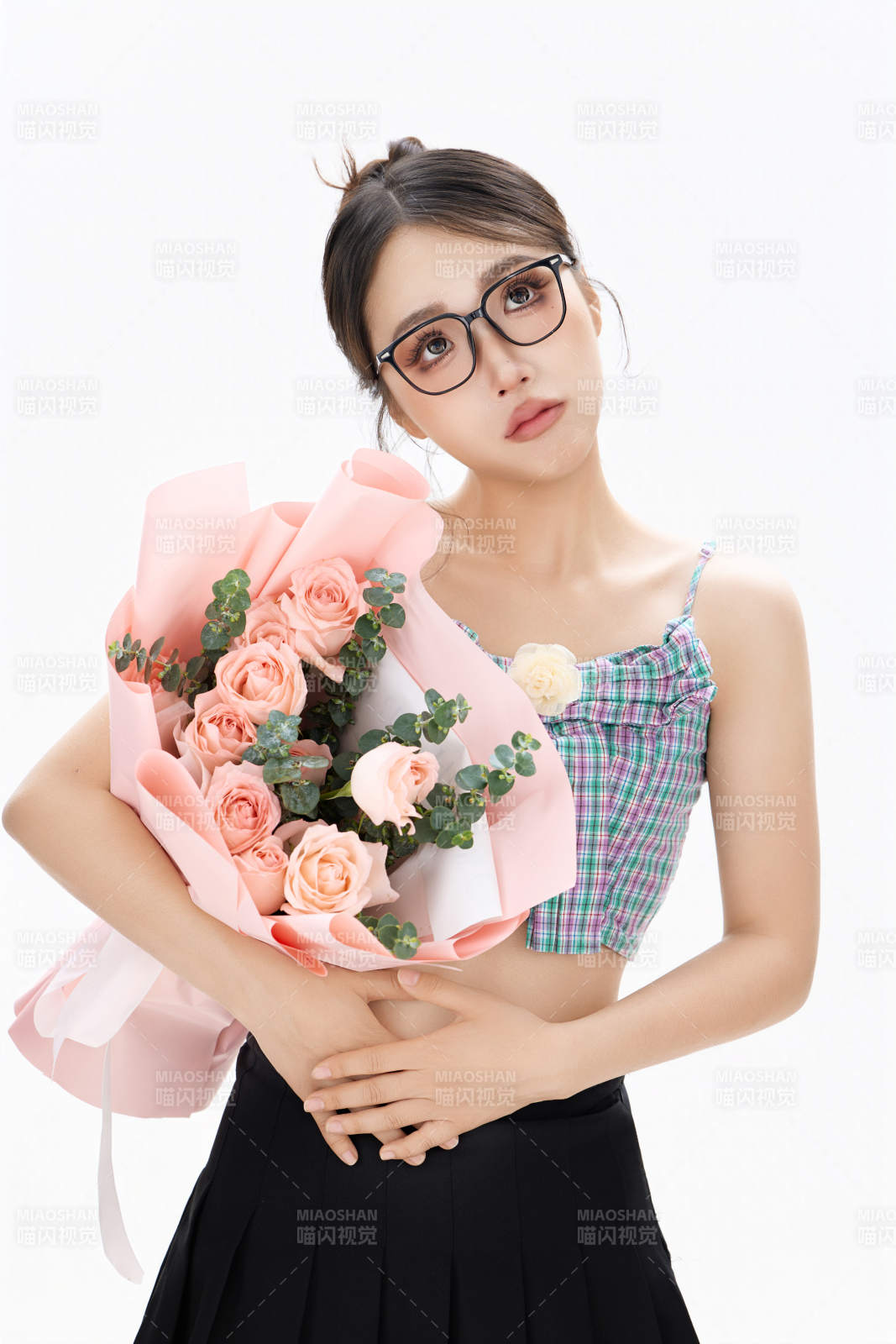 手抱鲜花装扮时尚的亚洲靓丽美女图片