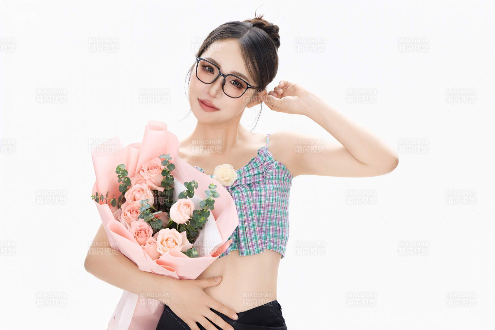 手抱鲜花装扮时尚的亚洲靓丽美女图片