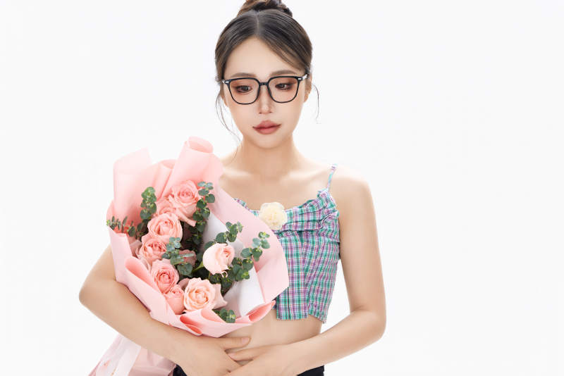 手抱鲜花装扮时尚的亚洲靓丽美女图片