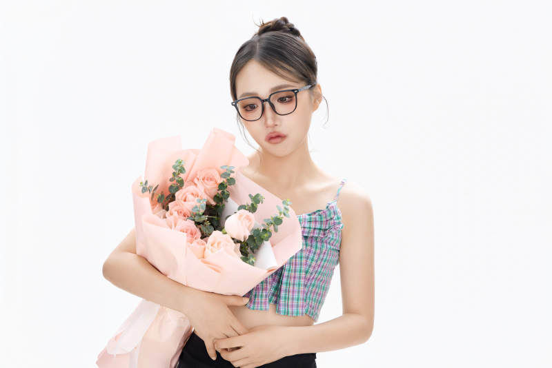 手抱鲜花装扮时尚的亚洲靓丽美女图片