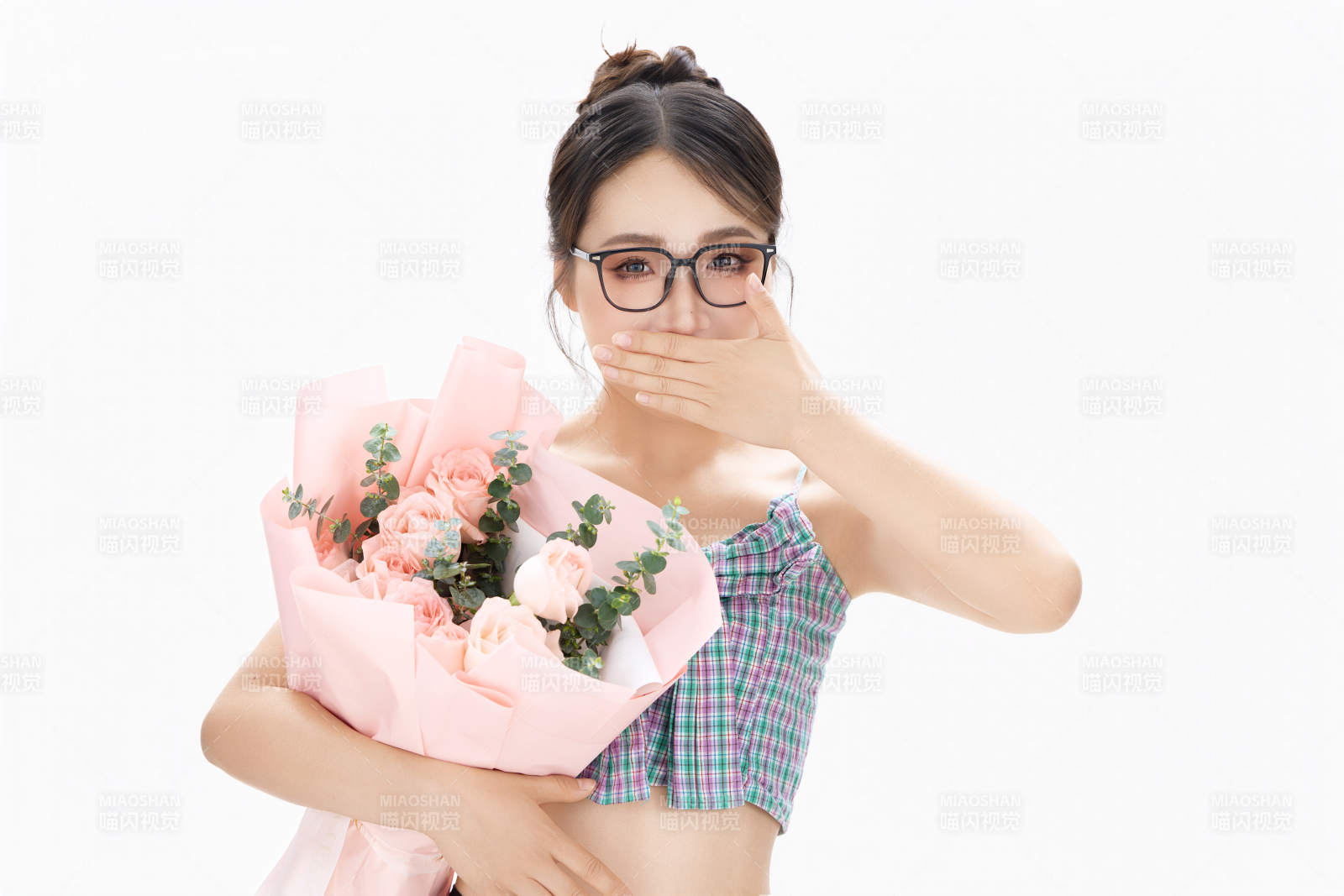 手抱鲜花装扮时尚的亚洲靓丽美女图片