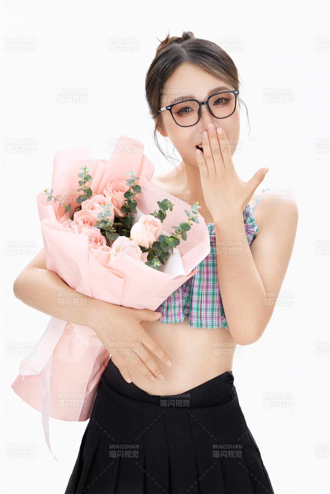 手抱鲜花装扮时尚的亚洲靓丽美女图片