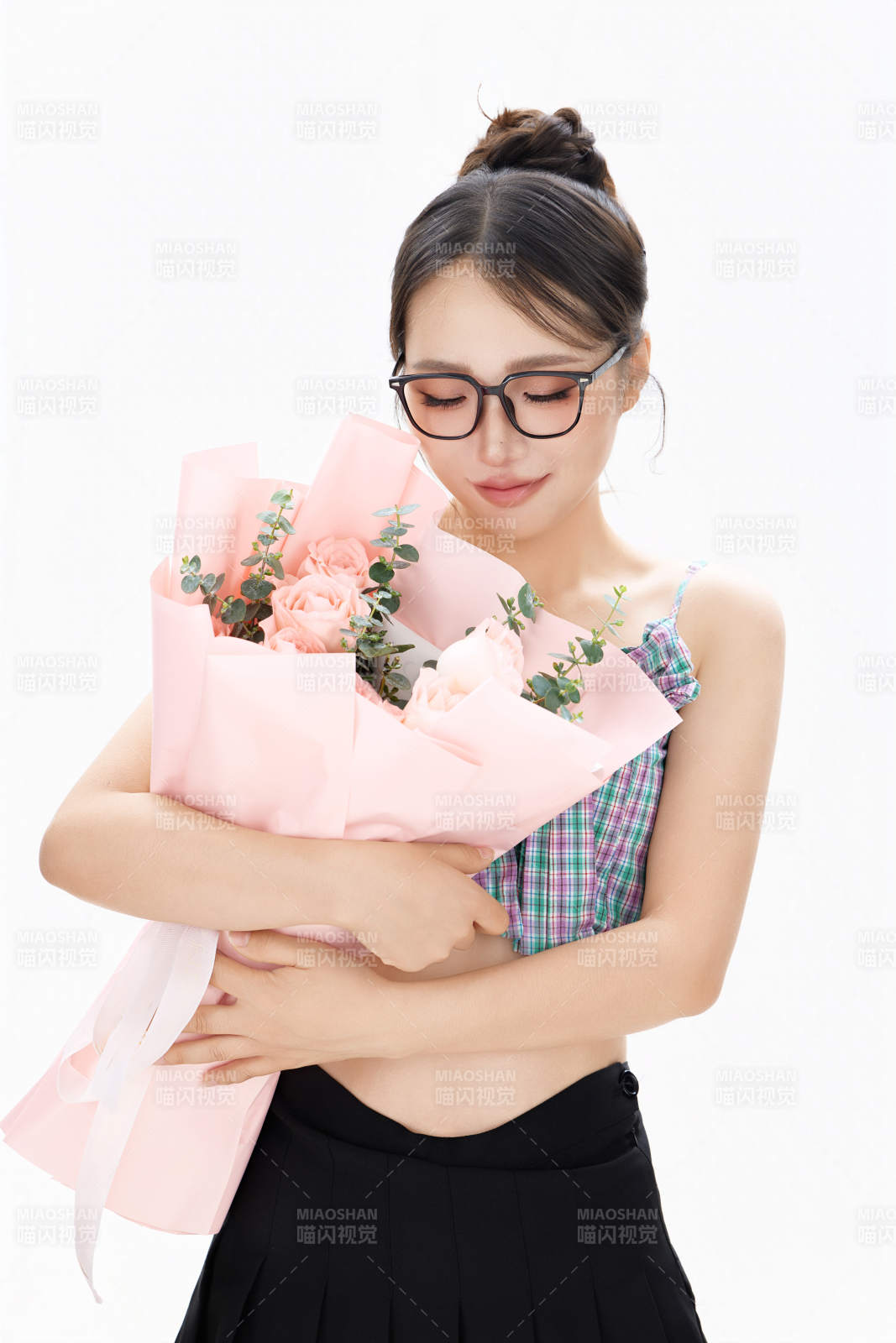 手抱鲜花装扮时尚的亚洲靓丽美女图片