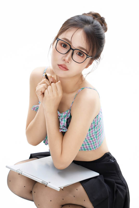 白色背景下青春活力的职业女性形象图片