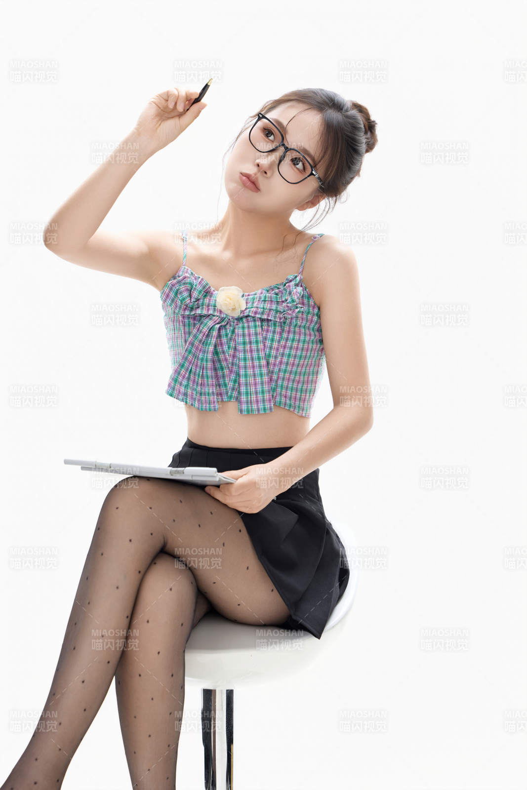 白色背景下青春活力的职业女性形象图片