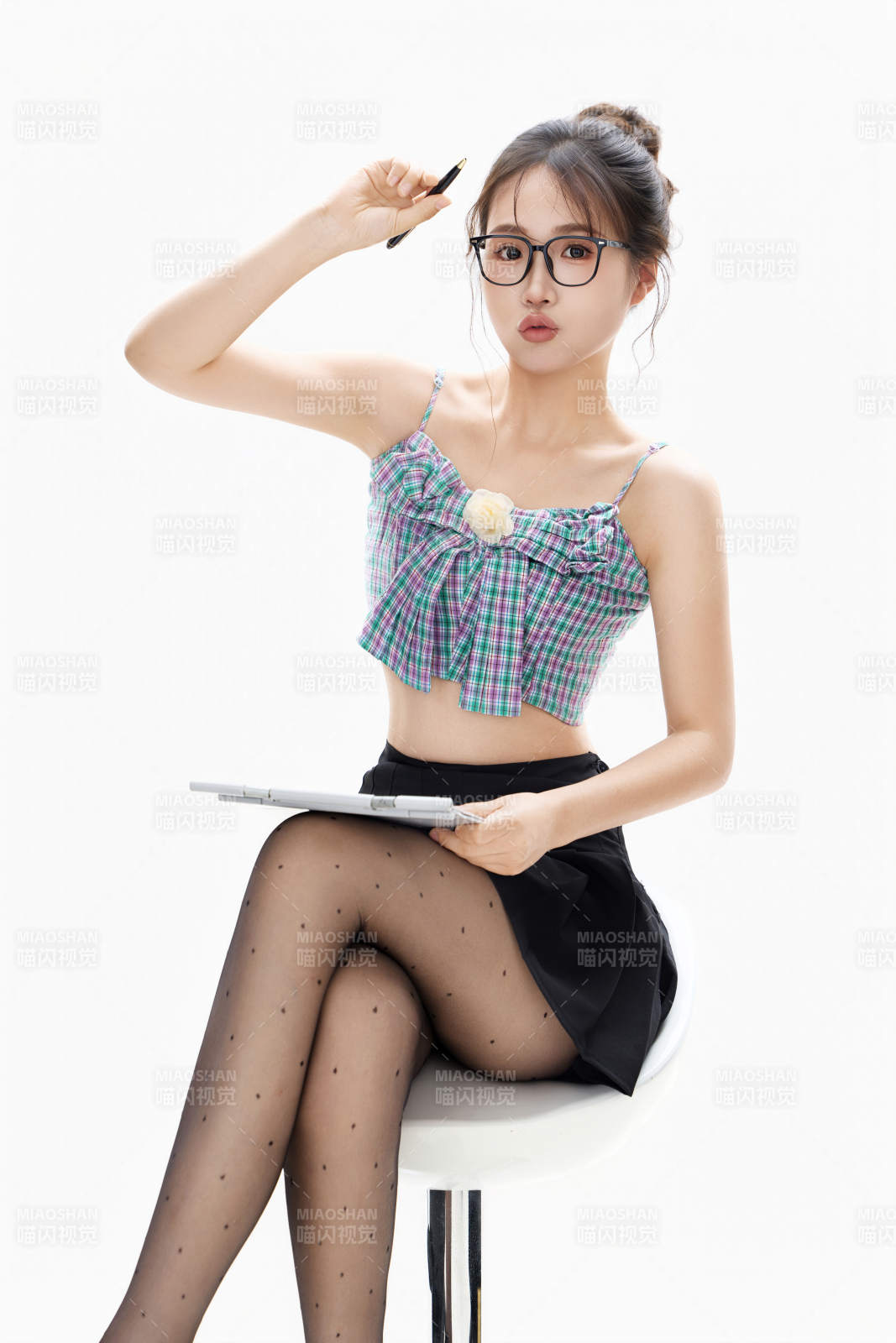 白色背景下青春活力的职业女性形象图片