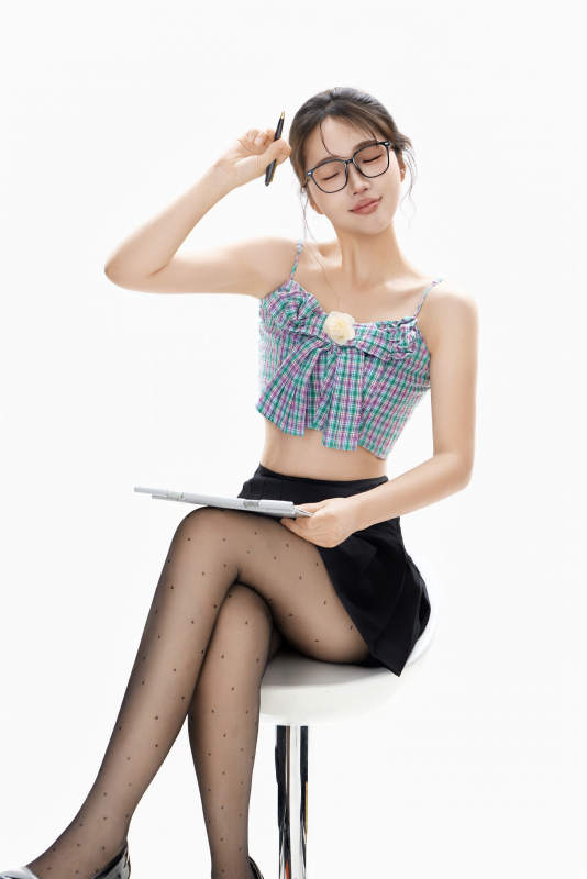 白色背景下青春活力的职业女性形象图片