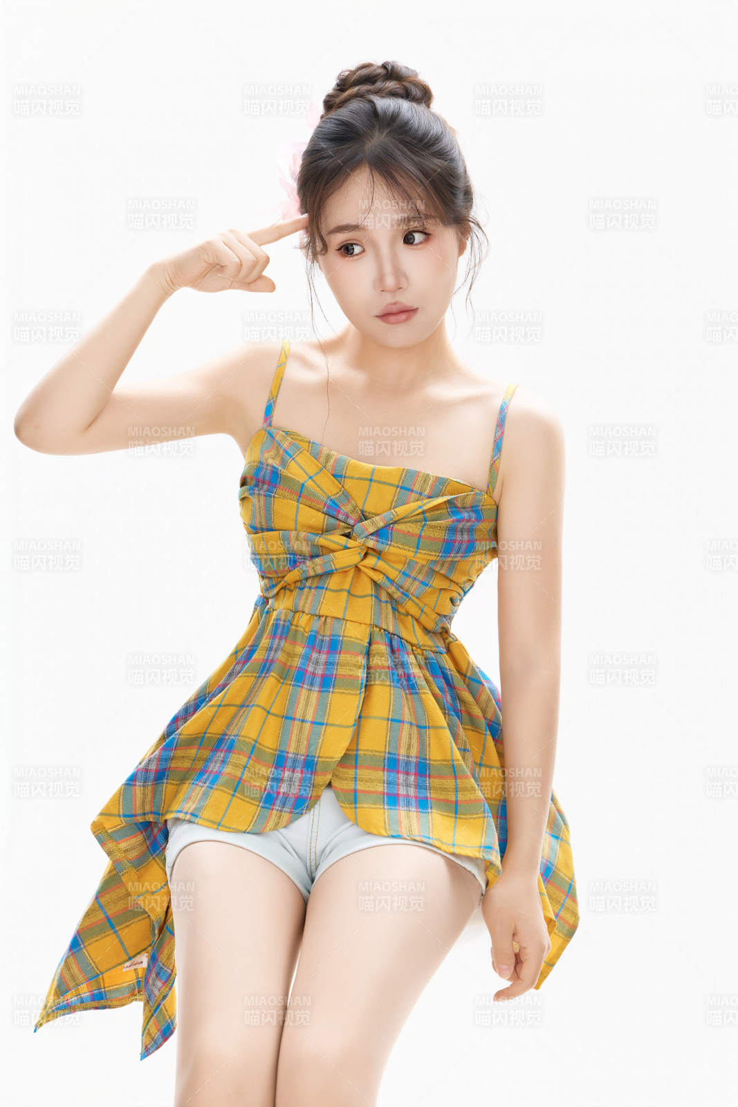 穿着清凉服饰的亚洲女性夏季形象图片