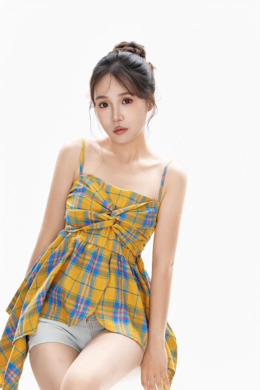 穿着清凉服饰的亚洲女性夏季形象图片